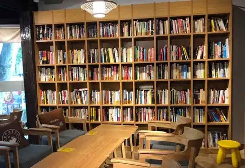 　　在快節(jié)奏的現(xiàn)代生活中，書店不僅是售賣書籍的場(chǎng)所，更是人們心靈棲息的港灣。對(duì)于鄭州的書店而言，如何通過裝修設(shè)計(jì)營造濃郁的書香氛圍，打造舒適宜人的閱讀區(qū)，成為吸引讀者、提升競(jìng)爭(zhēng)力的關(guān)鍵。接下來，就從多個(gè)維度為你解析鄭州書店?duì)I造書香氛圍與舒適閱讀區(qū)的設(shè)計(jì)方案。  　　1、整體布局規(guī)劃：打造流暢閱讀動(dòng)線  　　合理的整體布局是營造良好閱讀體驗(yàn)的基礎(chǔ)。鄭州書店在設(shè)計(jì)時(shí)，可采用開放式與半開放式相結(jié)合的布局。將暢銷書、熱門書籍放置在入口顯眼位置，吸引讀者目光;按照文學(xué)、社科、兒童等不同類別劃分書籍陳列區(qū)域，每個(gè)區(qū)域設(shè)置清晰的指示牌。同時(shí)，在各個(gè)區(qū)域間留出寬敞的通道，避免擁擠雜亂，形成流暢的閱讀動(dòng)線。此外，可設(shè)置獨(dú)立的文創(chuàng)產(chǎn)品區(qū)、咖啡休閑區(qū)，與書籍陳列區(qū)相互呼應(yīng)，既豐富書店業(yè)態(tài)，又能引導(dǎo)讀者自然穿梭于不同空間，延長停留時(shí)間。  　　2、色彩與燈光設(shè)計(jì)：烘托靜謐書香氛圍  　　色彩和燈光對(duì)書店氛圍的營造起著至關(guān)重要的作用。在色彩選擇上，應(yīng)以沉穩(wěn)、寧靜的色調(diào)為主，墻面可選用米白色、淺灰色等淡雅色彩，搭配木質(zhì)書架的暖棕色，營造出溫馨而不失莊重的氛圍。燈光設(shè)計(jì)則需兼顧功能性與氛圍營造，采用柔和的暖光作為基礎(chǔ)照明，均勻照亮整個(gè)書店空間;在書架區(qū)域設(shè)置局部射燈，突出書籍陳列，方便讀者查找;閱讀區(qū)的燈光要更加柔和，可使用臺(tái)燈、落地?zé)舻?，避免?qiáng)光直射，為讀者打造靜謐舒適的閱讀環(huán)境，讓讀者沉浸在書香之中。  　　3、閱讀區(qū)細(xì)節(jié)設(shè)計(jì)：提升舒適閱讀體驗(yàn)  　　舒適的閱讀區(qū)是書店留住讀者的核心。閱讀區(qū)的座椅選擇至關(guān)重要，應(yīng)采用符合人體工程學(xué)的沙發(fā)、靠椅，搭配柔軟的坐墊和靠枕，確保讀者長時(shí)間閱讀不易產(chǎn)生疲勞感。閱讀桌椅的高度要合理搭配，桌面寬敞，方便讀者放置書籍和飲品。同時(shí)，在閱讀區(qū)設(shè)置充足的電源插座和 USB 接口，滿足讀者電子設(shè)備充電需求。此外，閱讀區(qū)的隔音設(shè)計(jì)也不容忽視，可采用吸音材料裝飾墻面和天花板，減少外界噪音干擾，為讀者提供安靜的閱讀空間。  　　4、文化元素融入：強(qiáng)化書店獨(dú)特氣質(zhì)  　　融入豐富的文化元素能讓書店更具辨識(shí)度和吸引力。鄭州有著深厚的歷史文化底蘊(yùn)，書店可將本地文化特色融入裝修設(shè)計(jì)中。例如，在墻面裝飾上展示鄭州的歷史建筑、文化名人等圖片或繪畫;設(shè)置本土文化書籍專區(qū)，陳列與鄭州相關(guān)的歷史、民俗、藝術(shù)等書籍;還可定期舉辦與鄭州文化相關(guān)的講座、讀書分享會(huì)等活動(dòng)，讓書店成為傳播本土文化的平臺(tái)。此外，通過擺放藝術(shù)擺件、懸掛書法作品等方式，提升書店的文化品味，強(qiáng)化其獨(dú)特氣質(zhì)，讓讀者在閱讀之余，也能感受到文化的熏陶。  　　鄭州書店通過科學(xué)的整體布局規(guī)劃、巧妙的色彩燈光設(shè)計(jì)、貼心的閱讀區(qū)細(xì)節(jié)處理以及豐富的文化元素融入，能夠成功營造出濃厚的書香氛圍與舒適的閱讀區(qū)。這樣的設(shè)計(jì)不僅能滿足讀者對(duì)高品質(zhì)閱讀環(huán)境的需求，還能讓書店成為城市文化的重要載體，吸引更多讀者走進(jìn)書店，享受閱讀的樂趣，為鄭州的文化建設(shè)與發(fā)展貢獻(xiàn)力量。