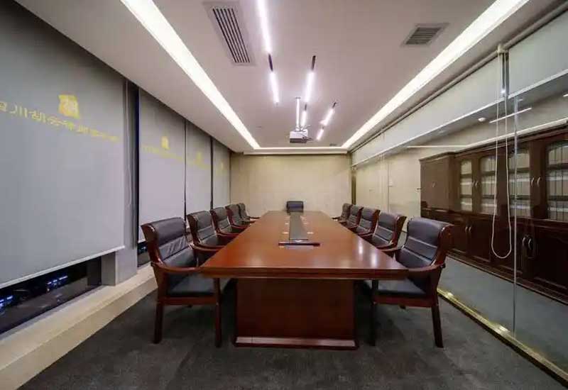 鄭州律師事務(wù)所裝修如何營(yíng)造專(zhuān)業(yè)感？胡桃木+黃銅